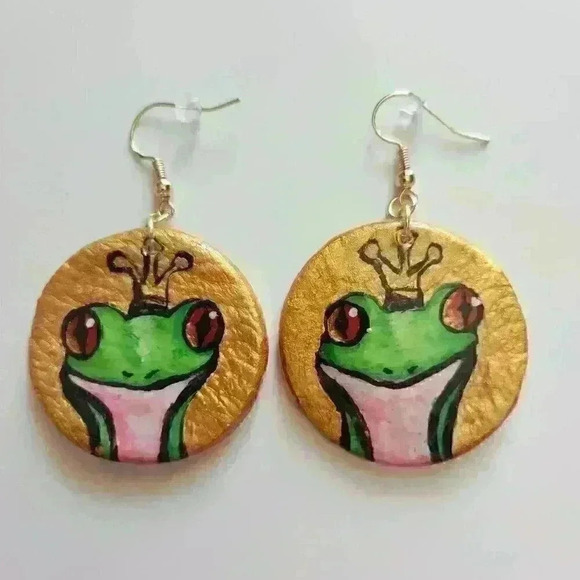 Frog queen on circle hoop hand-painted gold earrings ✦ Cute forest fairy style ✦ - Picture 10 of 10